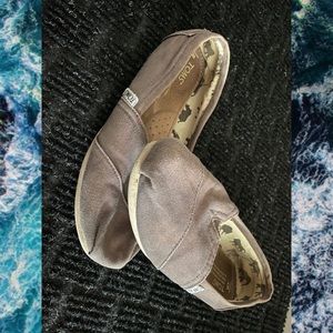 TOMS Flats